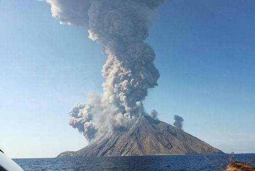 美国夏威夷火山公园周末发生余次地震活动频繁但尚未喷发