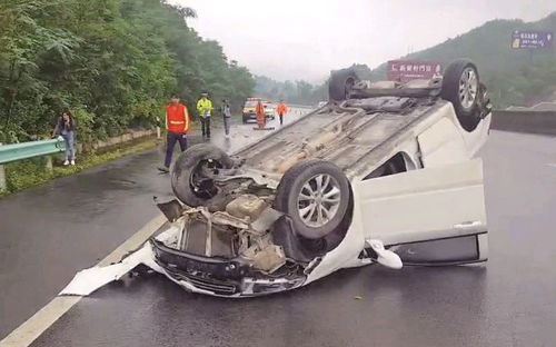 杭瑞高速一路段发生坍塌交通中断抢险人员紧急抢险