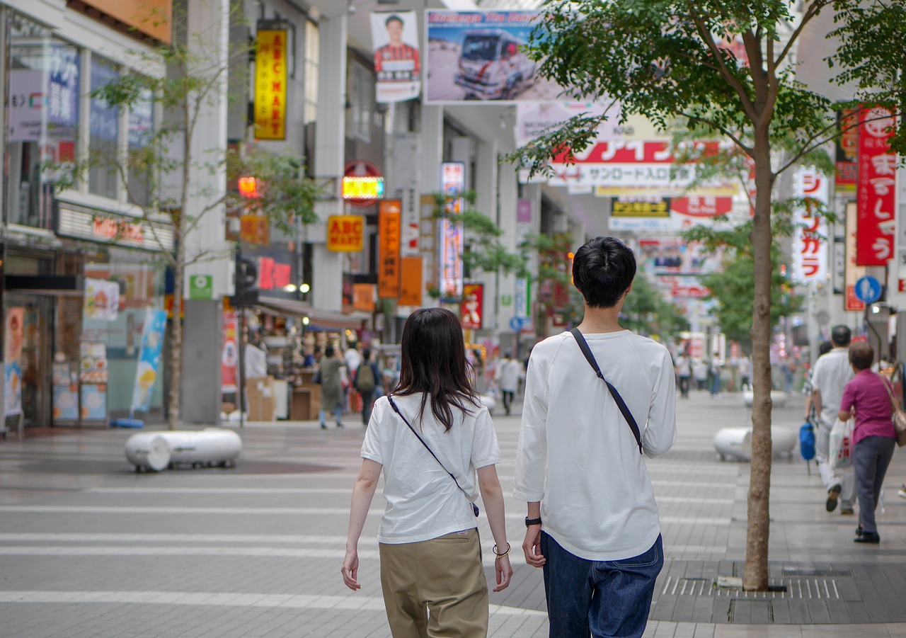 五年前，女子小张参加了某城市的房屋摇号，可惜未能如愿以偿地买到心仪的房子。如今，她发现有一套房子以低价出售，于是果断出手，成功买下了这套房子。